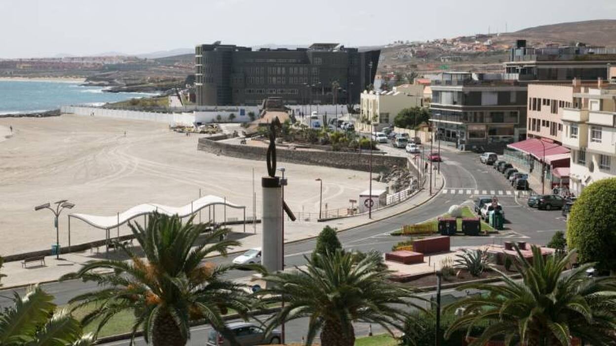 La peatonalización espera al entorno de la playa de los Pozos