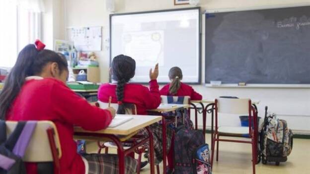 Un niño coge 10.000 euros de su casa y los reparte entre los compañeros de la escuela