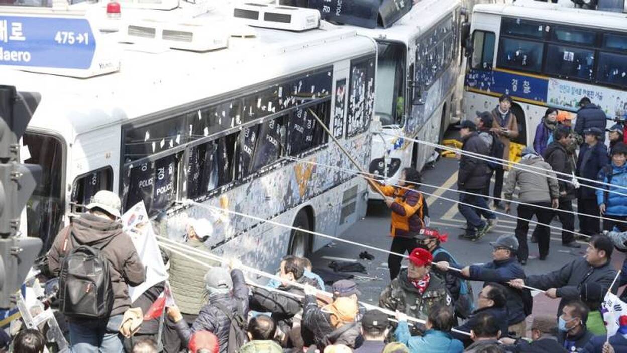 Al menos 2 personas mueren en protestas tras destitución de presidenta Park