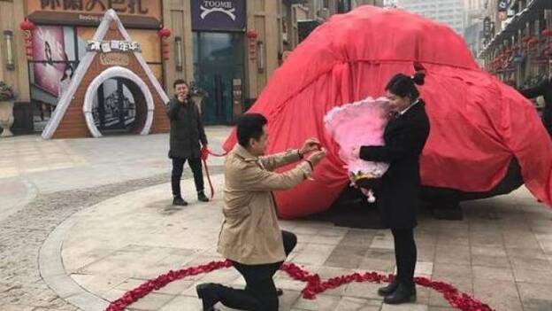Un chino regala una piedra de 33 toneladas a su novia para pedir su mano