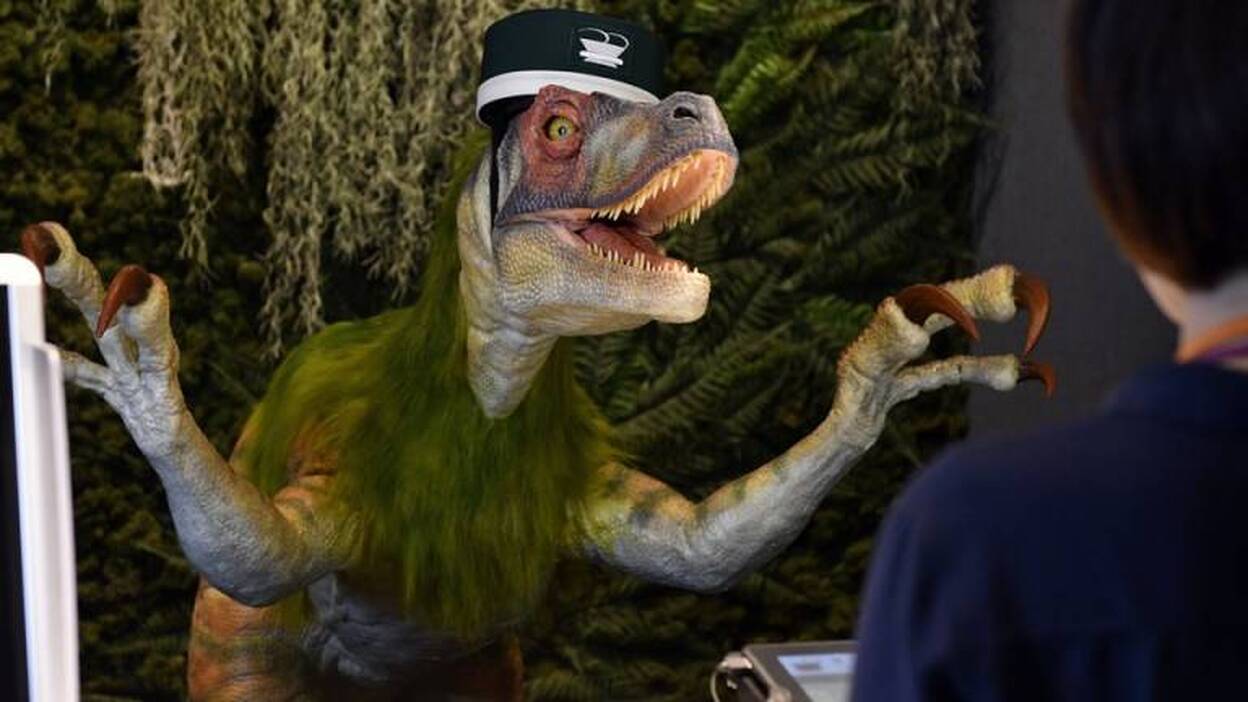 Dinosaurios, recepcionistas del primer hotel de robots en Tokio
