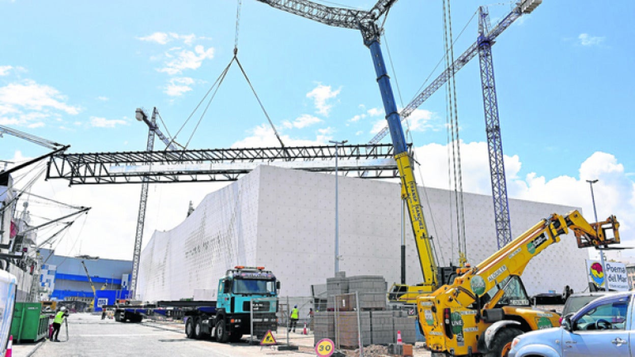 Las grúas empiezan a techar el acuario Poema del Mar
