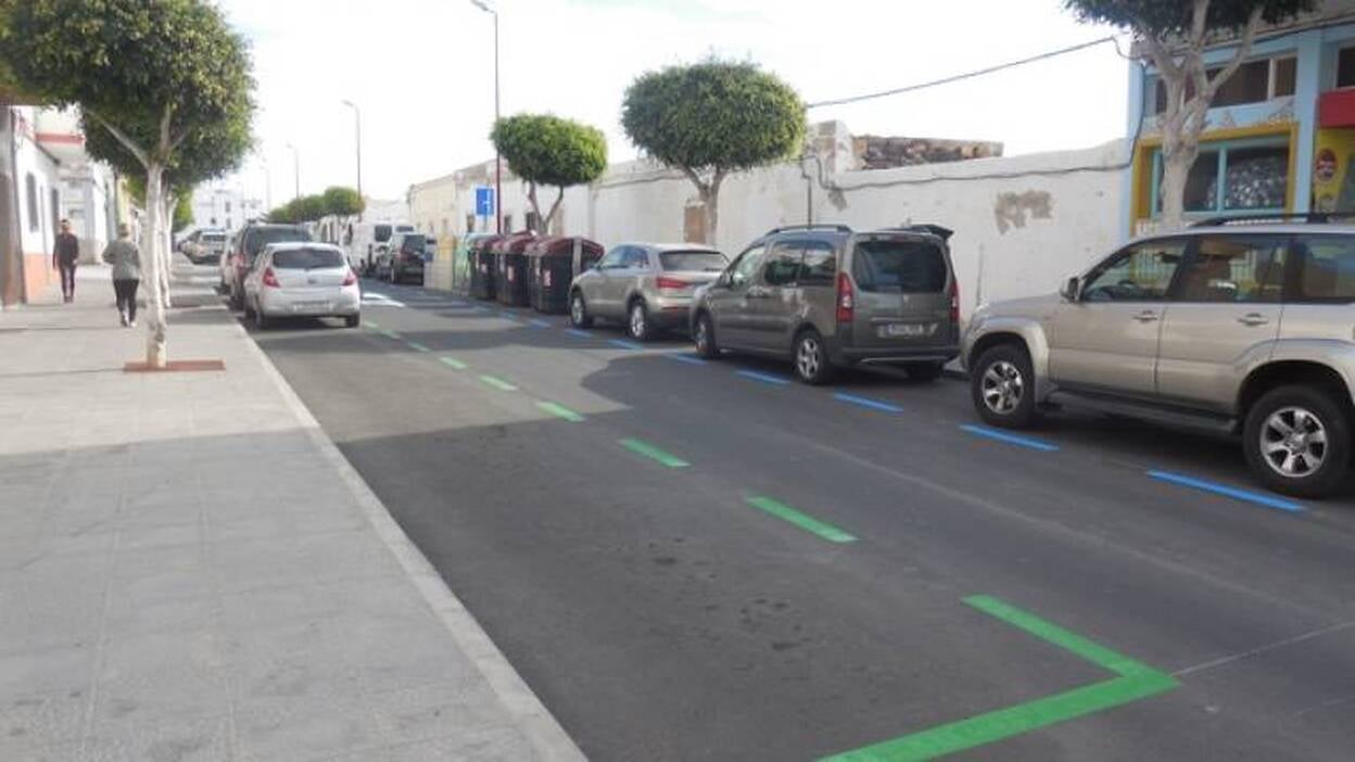 Comienza el pintado de la nueva zona verde de aparcamientos en la capital