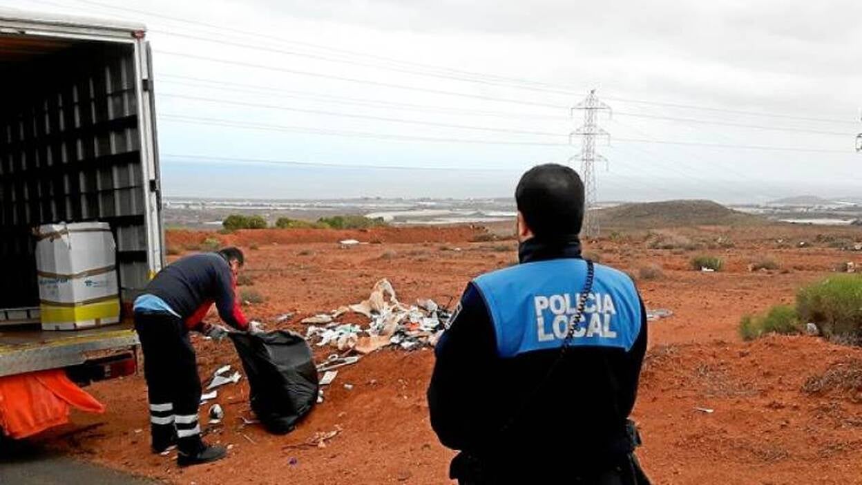 La policía localiza a los autores de cuatro vertidos de basura