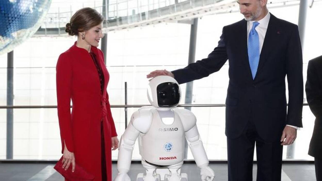 El robot Asimo recibe a los reyes en Japón