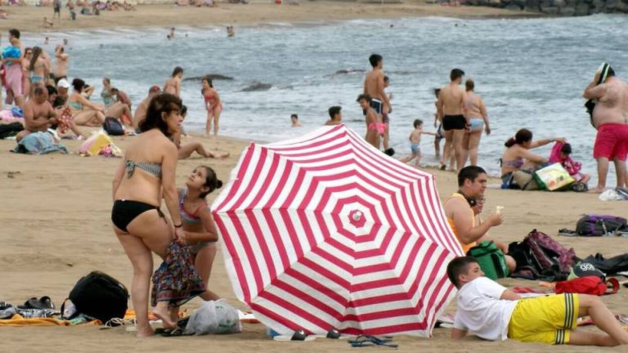 Un día de playa para despedir la Semana Santa