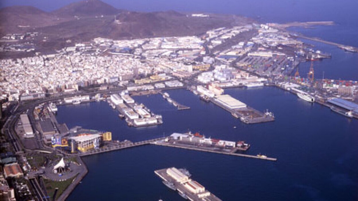 El Cabildo pide inversiones en el Puerto de la Luz
