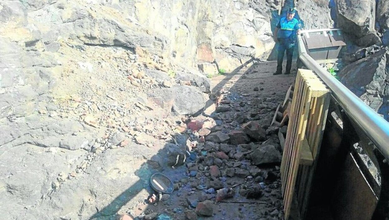 El Confital abre sus accesos pero sigue con el baño prohibido