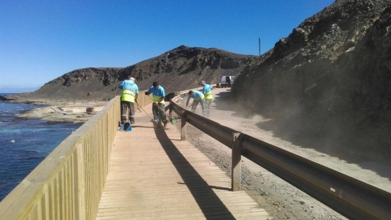 La prohibición de bañarse en El Confital se mantiene hasta el lunes
