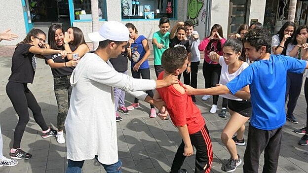 ‘Manequin Challenge’ de 200 alumnos contra el acoso escolar en Vecindario