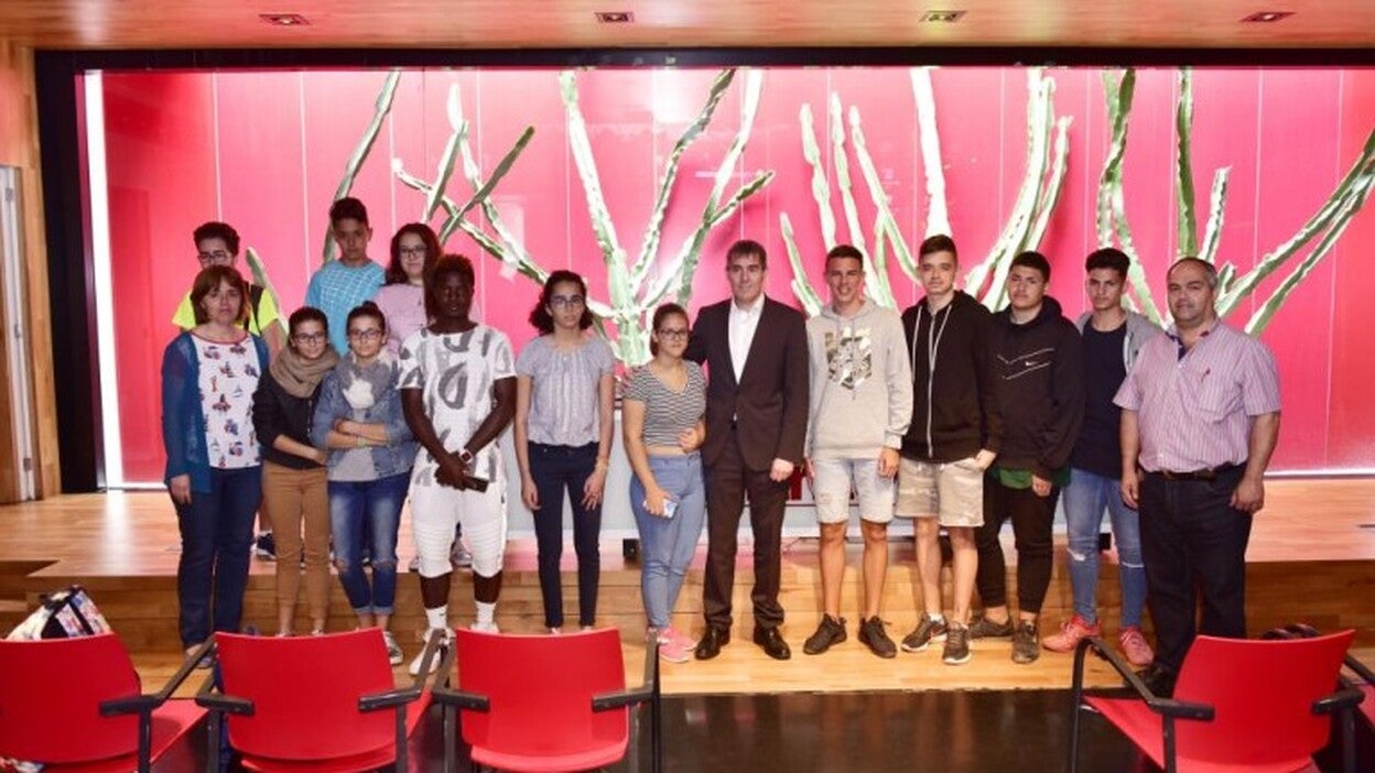 Clavijo departe con los alumnos de Guía