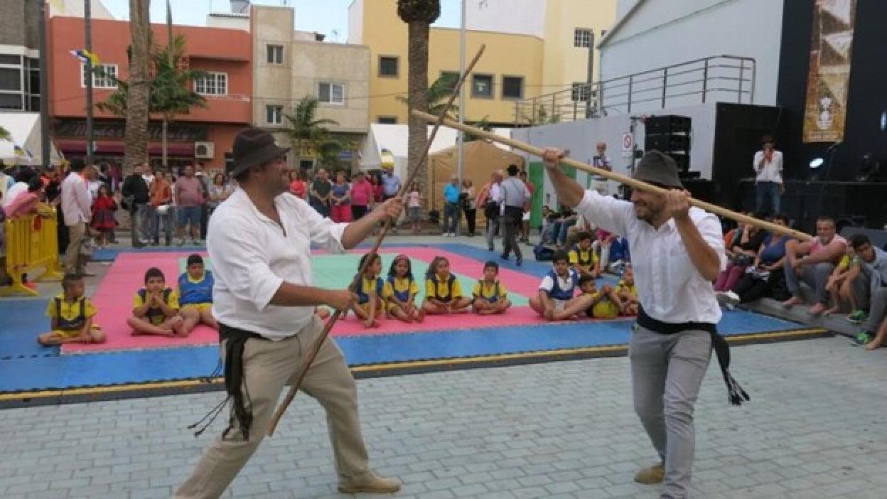 Tradición e identidad canaria toman la avenida de Canarias de Vecindario