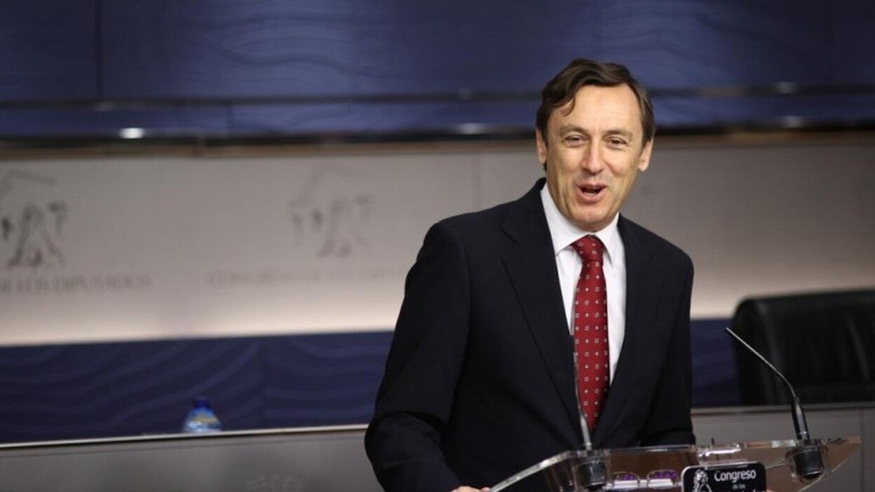 Rafael Hernando lamenta las dudas del PSOE