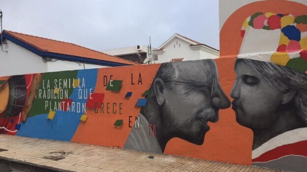 Los mayores de El Hierro pintan un gran mural sobre La Bajada