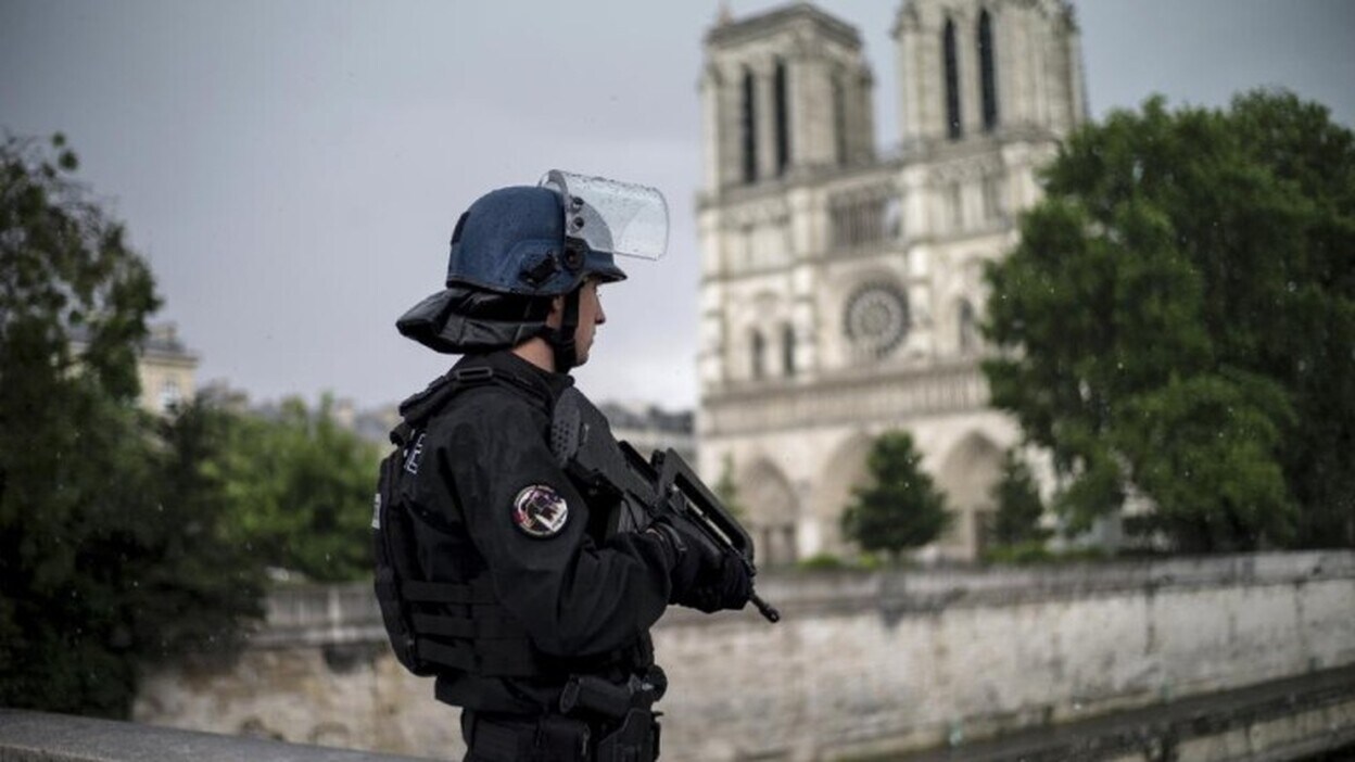 El policía herido en Notre Dame sale del hospital