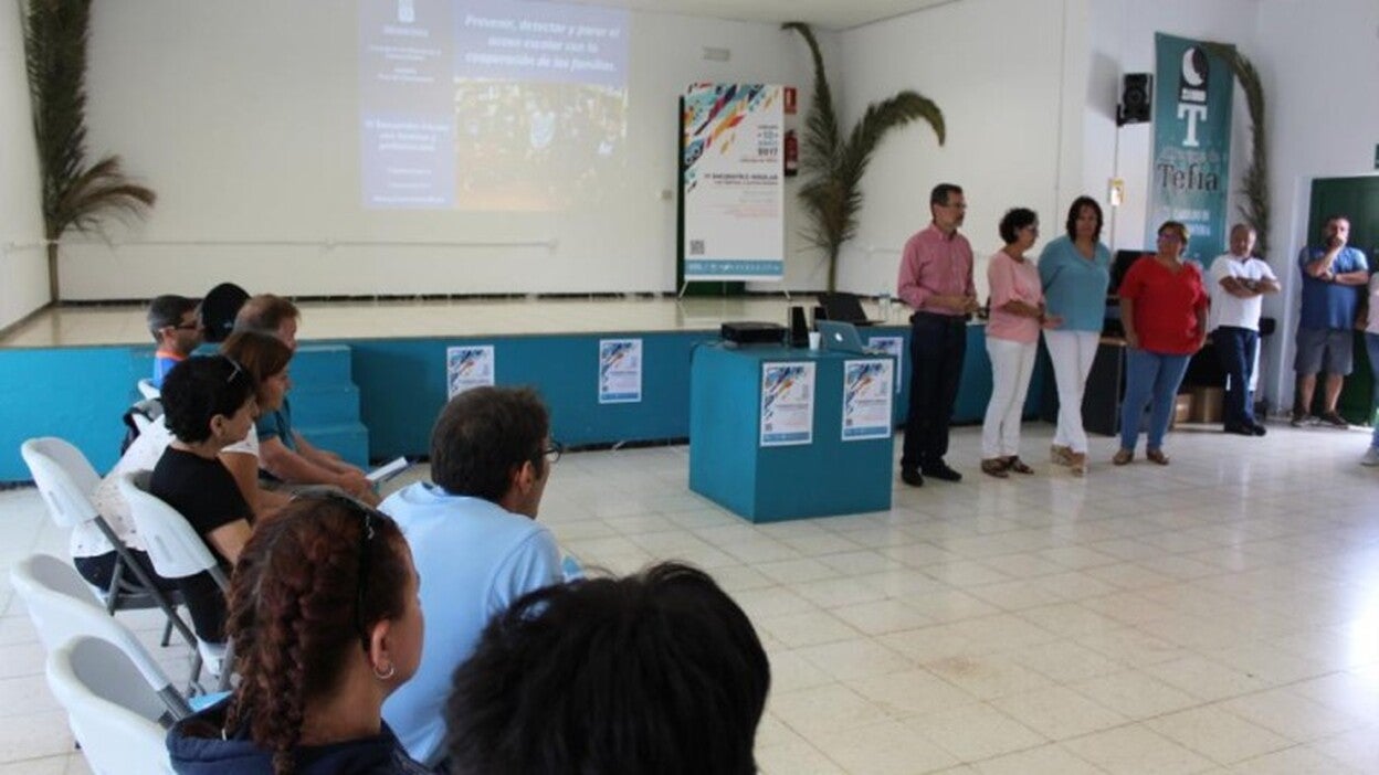 Tefía reúne a 54 familias para luchar contra el acoso escolar