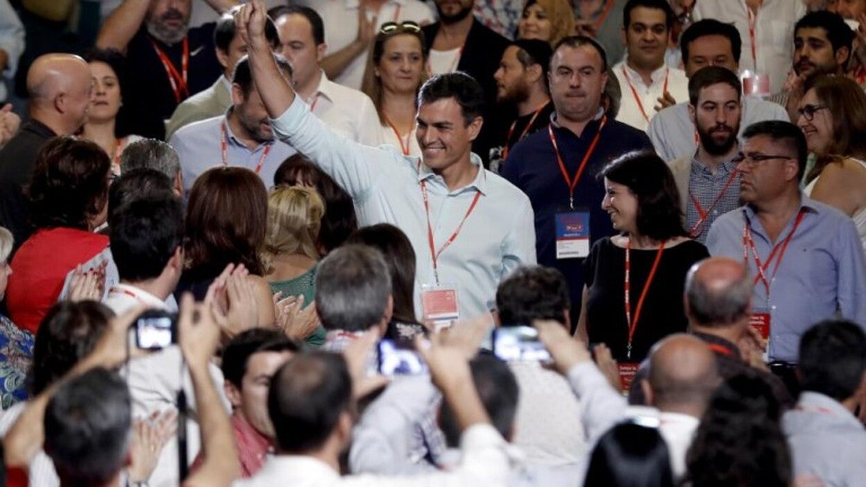 Los delegados del PSOE ovacionan a Sánchez