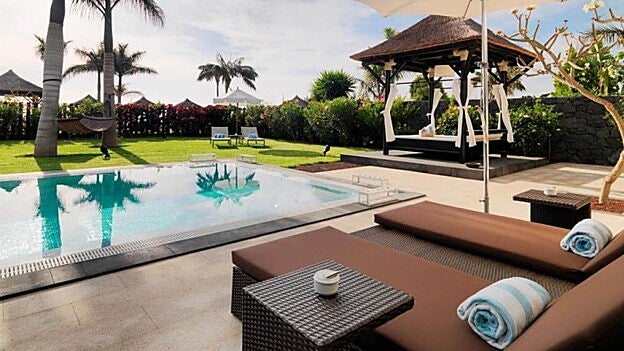 Piscina y jardín del hotel canario ubicado en Tenerife./  Trivago