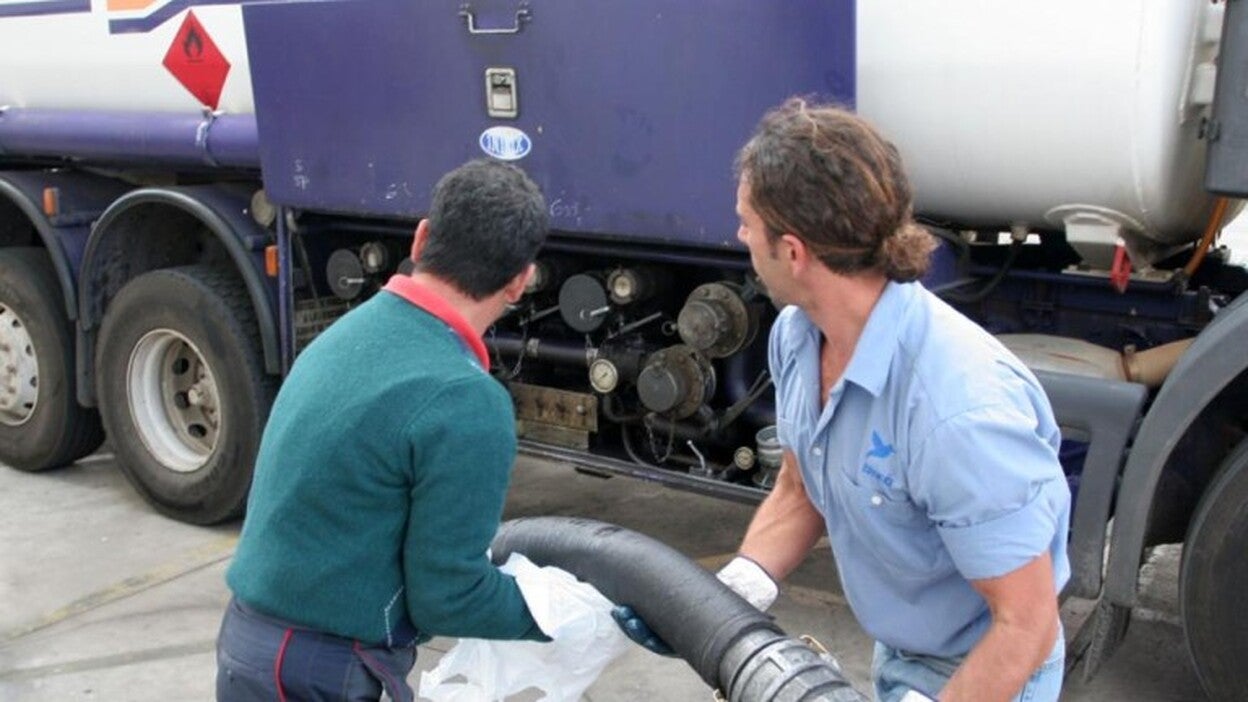 Los carburantes se abaratan un 0,8%