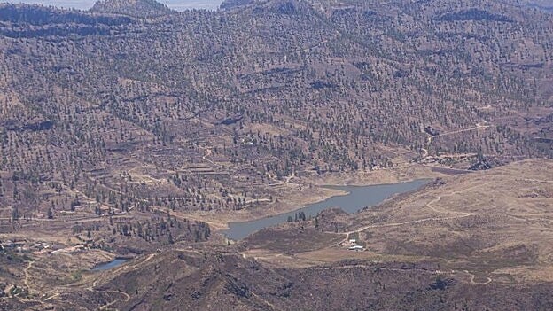 Imagen aérea de la presa de Las Niñas y su entorno árido por la  sequía .  / Borja Suárez