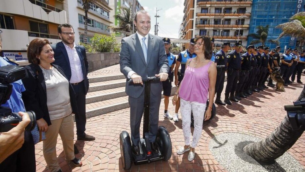 La Policía Local prueba dos ‘segways’ en Las Canteras