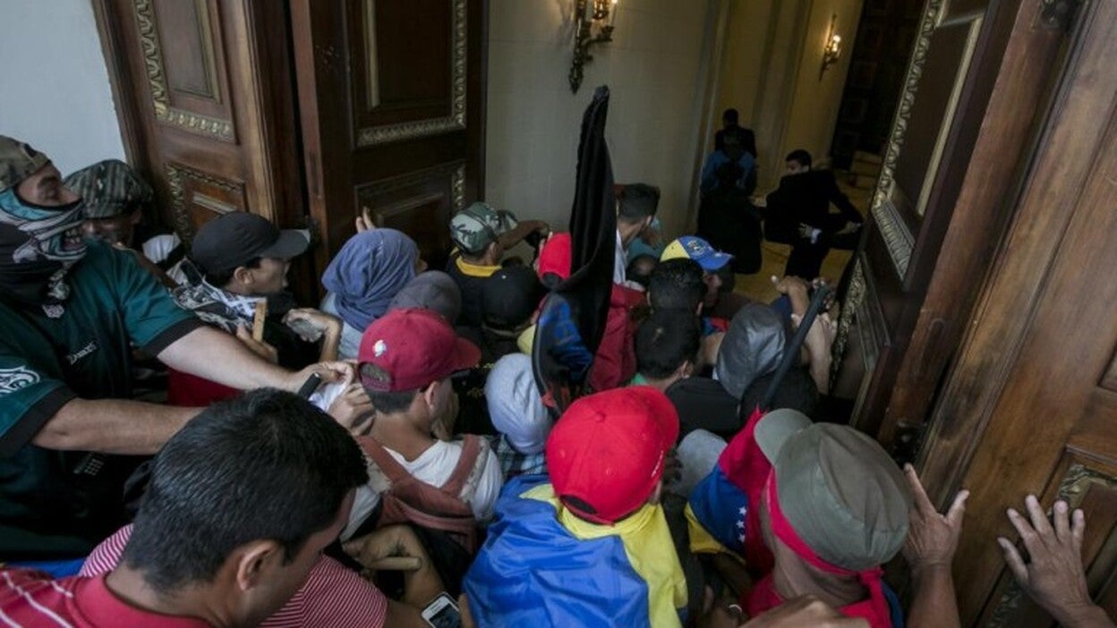 Más de 100 periodistas «secuestrados» en el asalto de Venezuela