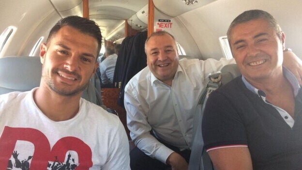 Vitolo durante el vuelo rumbo a Gran Canaria con Miguel Ángel Ramírez. /  EFE