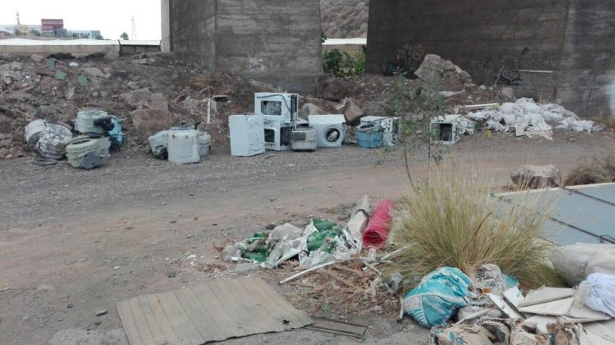 Limpian un vertido de lavadoras en el Barranco de Silva