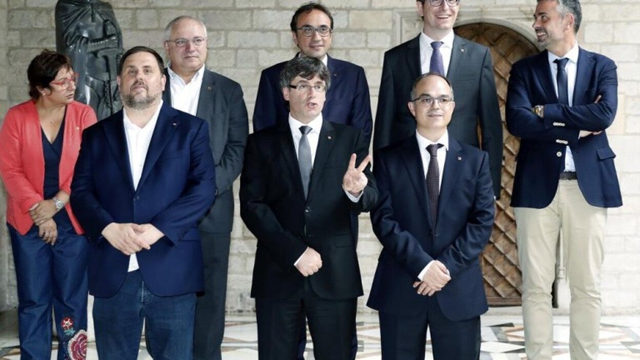Puigdemont releva a los consejeros que dudaron del 1-O