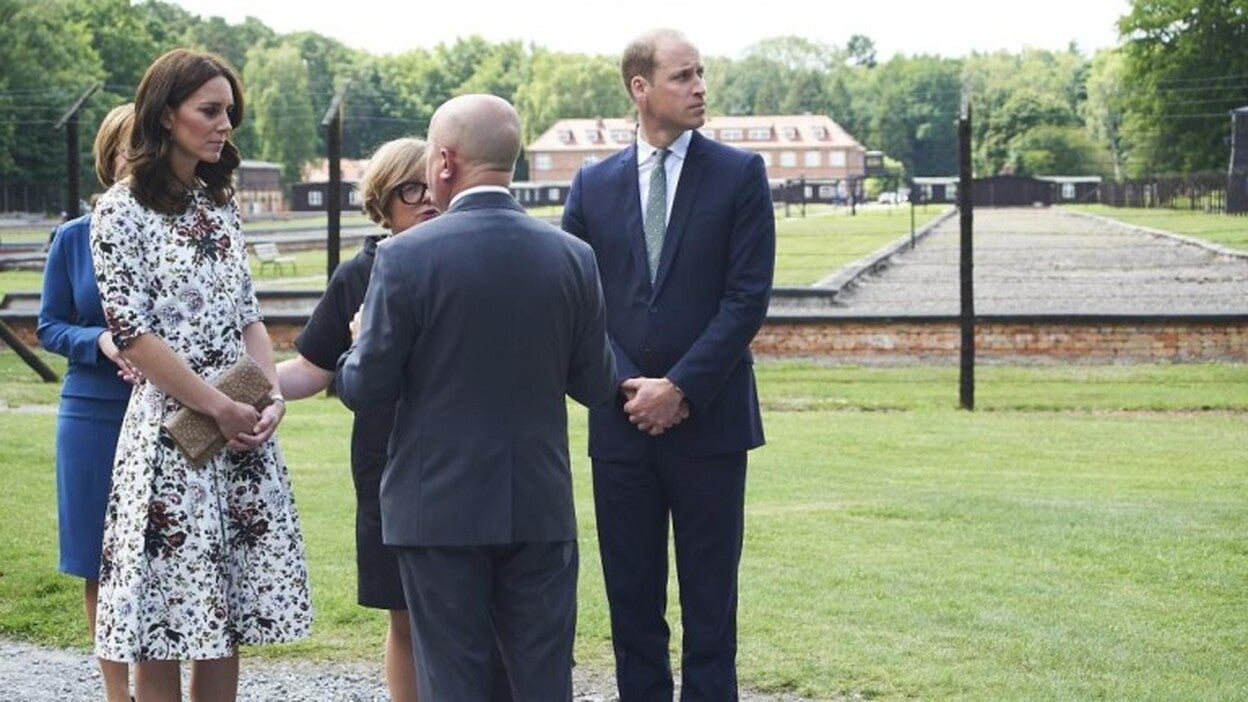 Los duques de Cambridge visitan un campo de concentración en Polonia