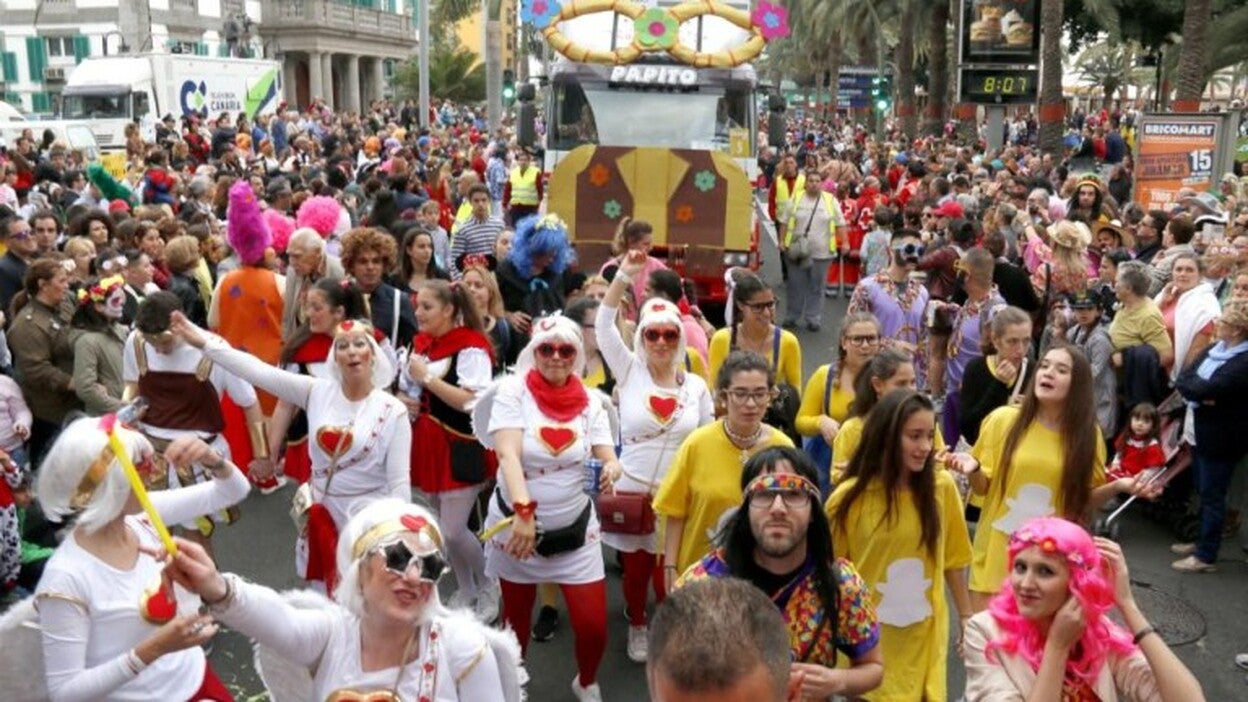 El jefe de seguridad de la cabalgata del carnaval, disfrazado y en carroza