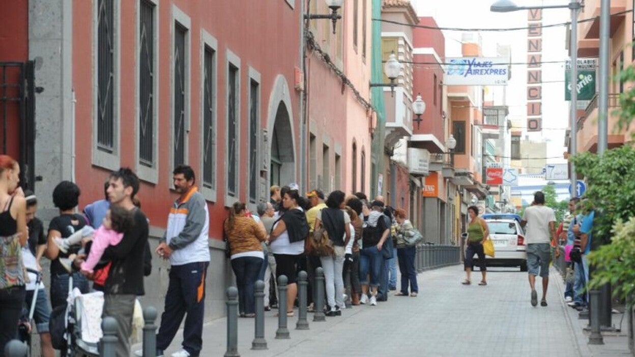 El número de desempleados se reduce a cifras de 2009