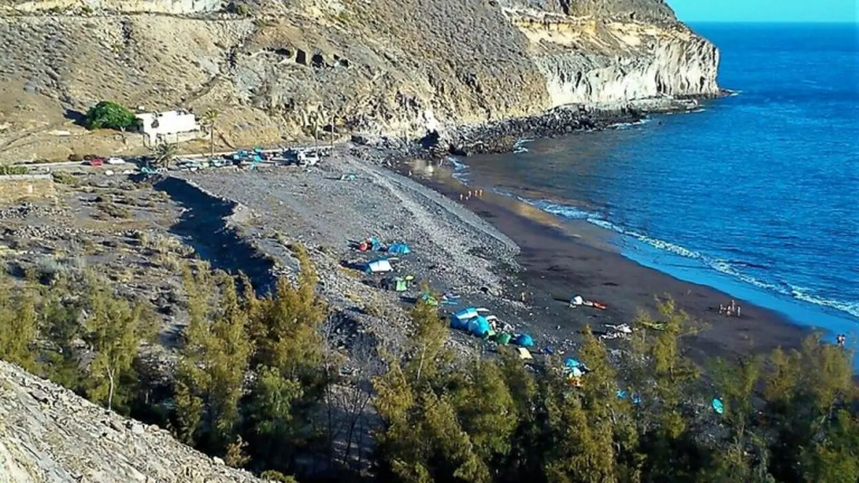 Vecinos de Veneguera rechazan las acampadas en la playa