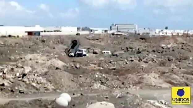 Unidos denuncia un vertido de un camión municipal en La Mareta