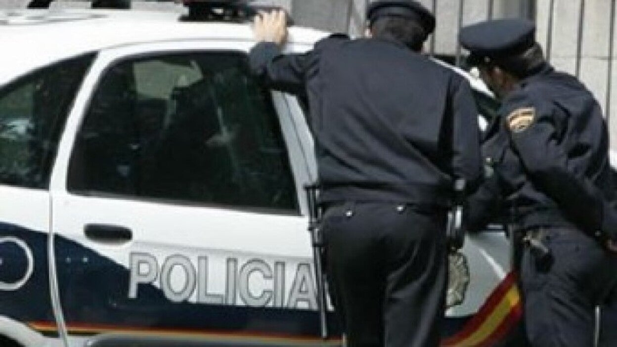 Fuerza seis vehículos tras fugarse de un centro