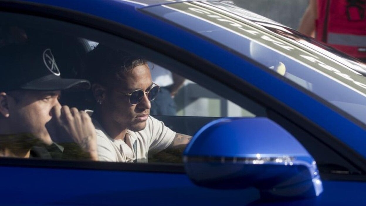 Neymar llegará finalmente a París este viernes