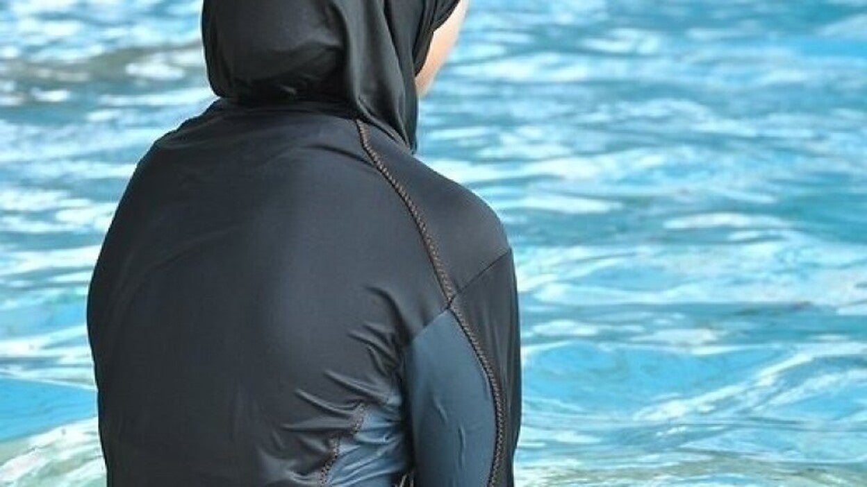Piden pagar la limpieza de una piscina por bañarse con 'burkini'
