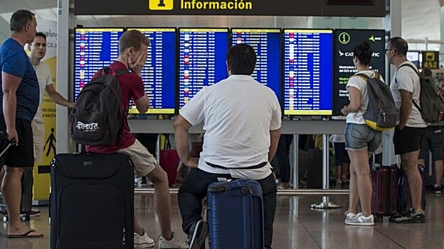 Las colas para acceder al control de seguridad del Aeropuerto de Barcelona-El Prat continúan. / EFE