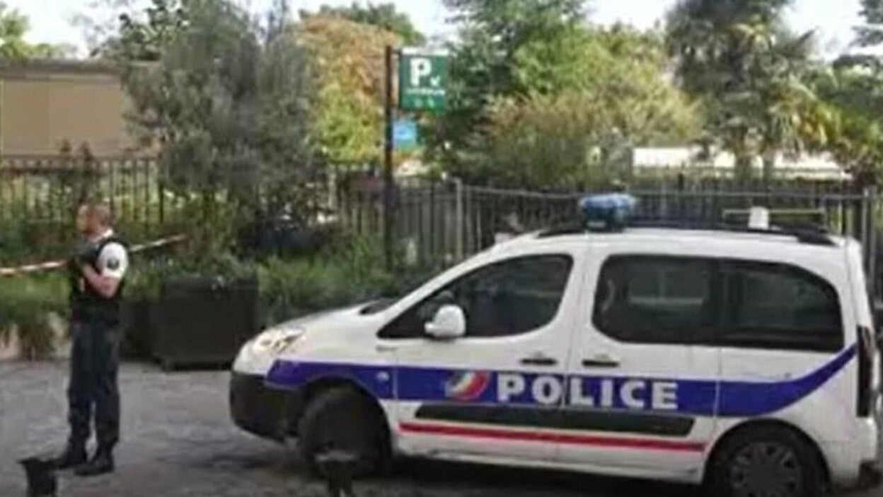 "Masiva" búsqueda del vehículo que atropelló a militares en París