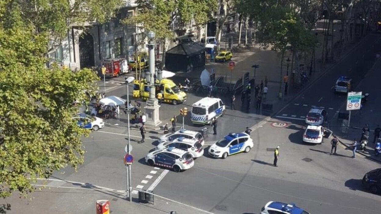 La furgoneta bajó Las Ramblas por el centro y haciendo "eses"
