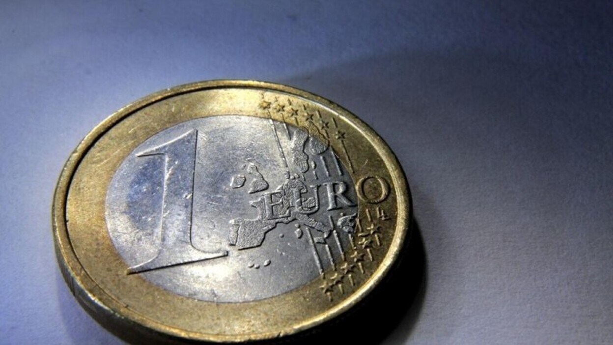 La libra se desploma frente al euro