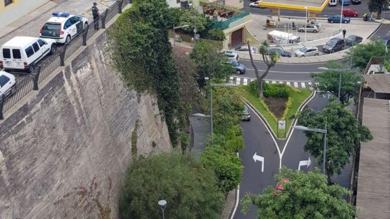 Evitan que un hombre caiga al vacío