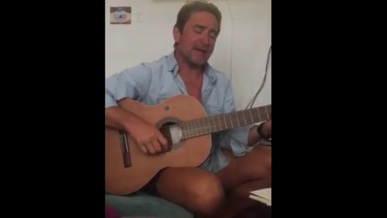 El juez Alba se anima con la guitarra