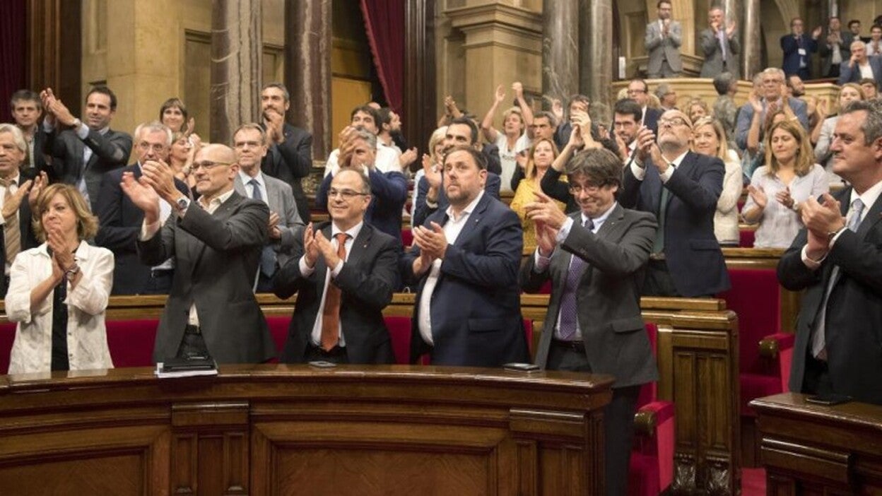 El Parlament aprueba la ley para convertir Cataluña en república sin la oposición