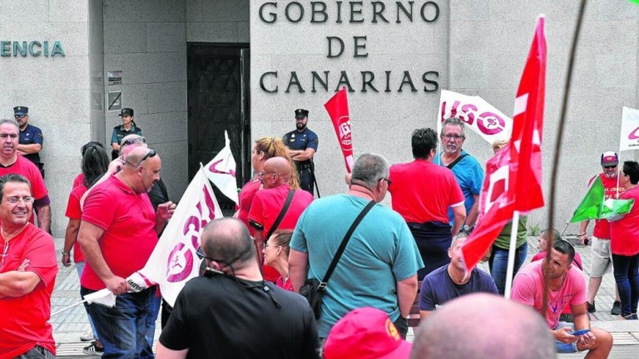 Los vigilantes reclaman en la calle «un salario justo»