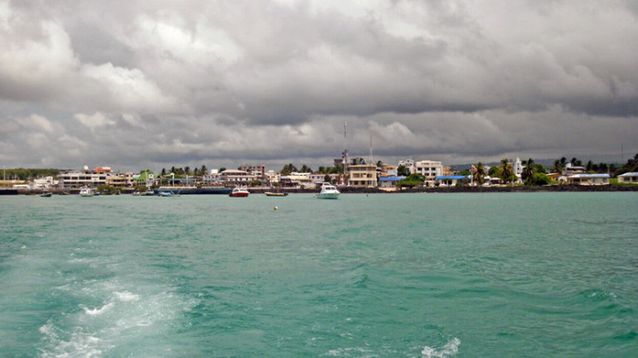 Ecuador evacúa islas de Galápagos por alerta de tsunami
