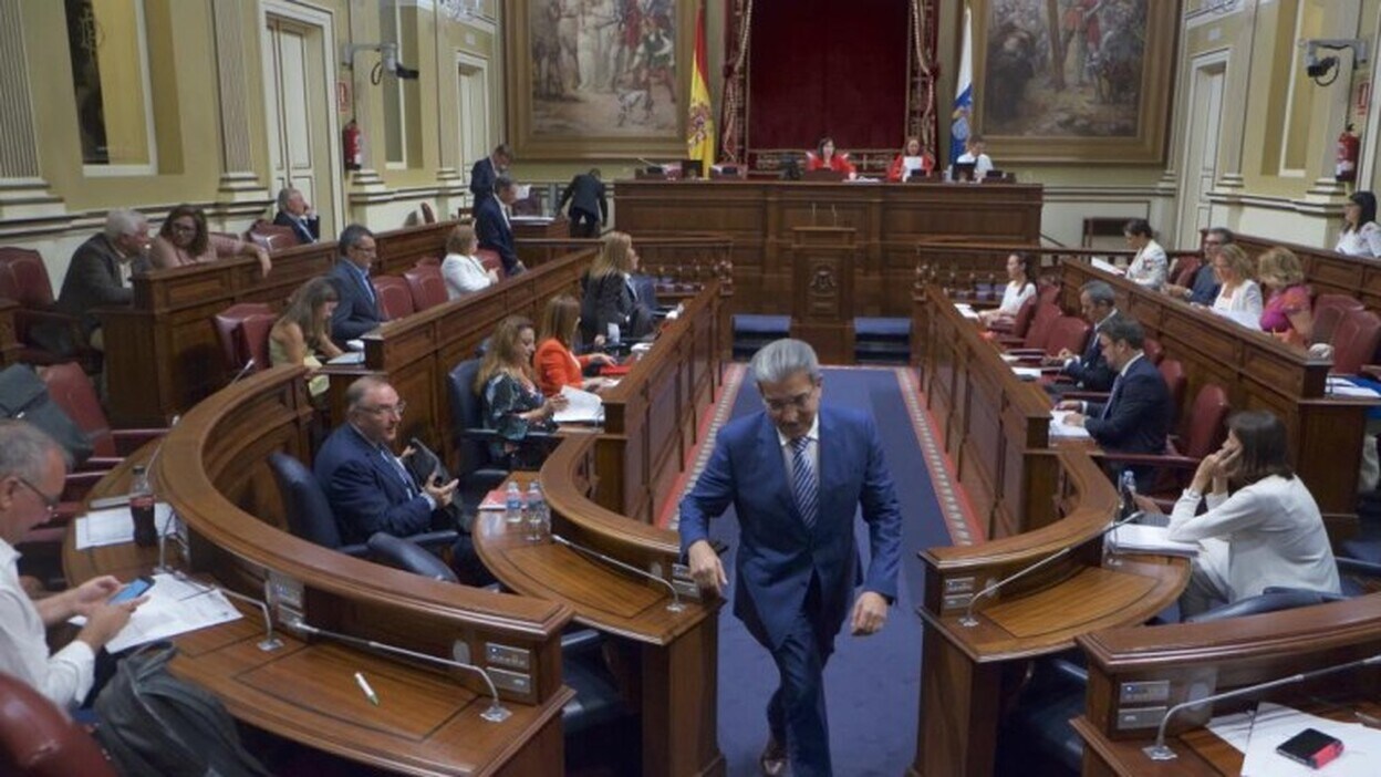 Las microalgas enturbian el Parlamento canario