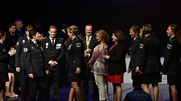 La primera promoción de mujeres saluda a las autoridades locales. /  Juan Carlos Alonso