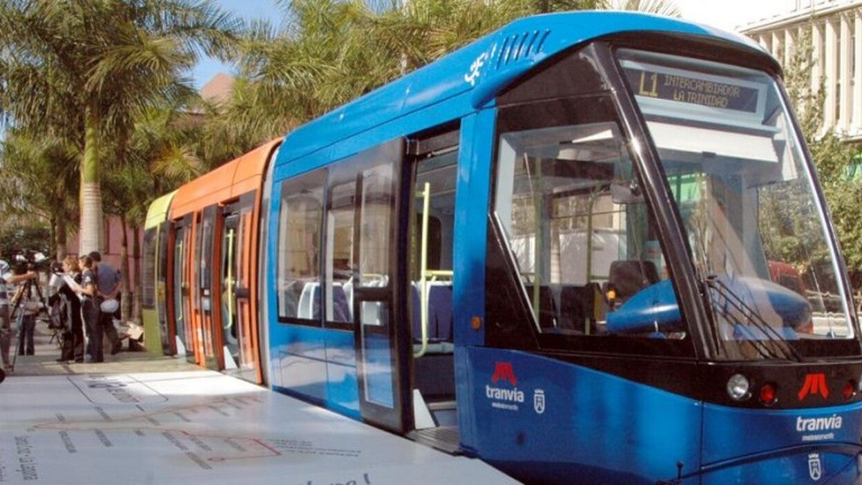 El Cabildo entrega las primeras tarjetas del Abono Joven