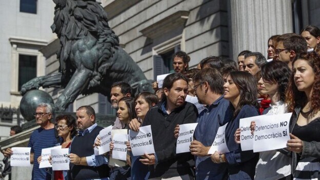 Los diputados de Podemos protestan en Madrid por las detenciones en Cataluña. /  Efe